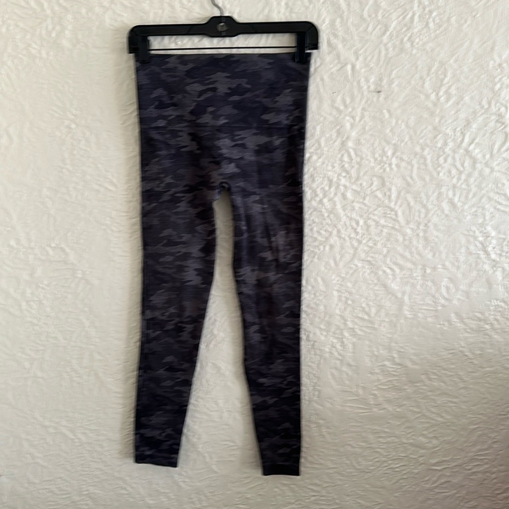 Spanx Look At Me Now High Waisted Seamless Leggings Medium Black Camouflauge - Picture 3 of 10